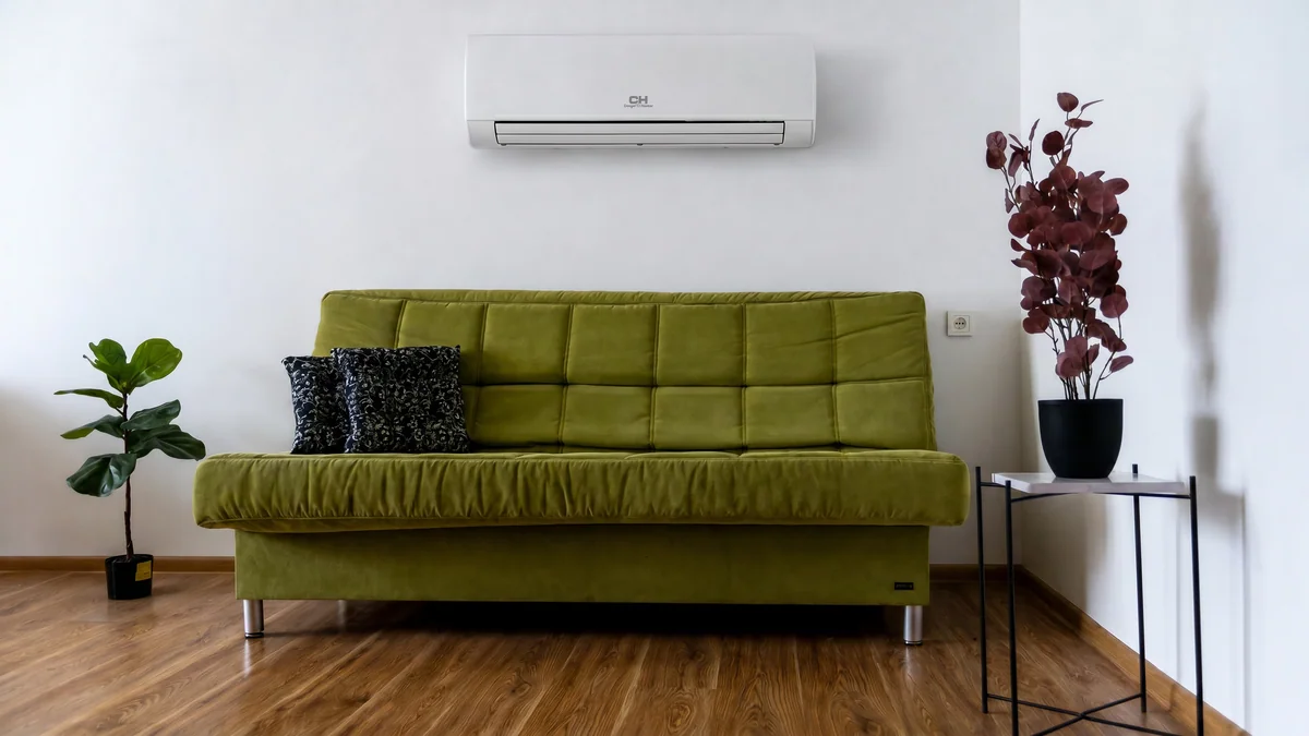 Klimakonwektor ścienny Cooper&Hunter 5 kW CH-FW50K2A w pokoju nad zieloną sofą