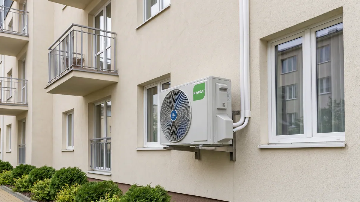 Klimatyzator ścienny Kaisai GEO+ 2,7 kW szary - jednostka zewnętrzna zamontowana na elewacji budynku