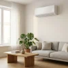 Klimatyzator ścienny Kaisai GEO+ w salonie w stylu skandynawskim