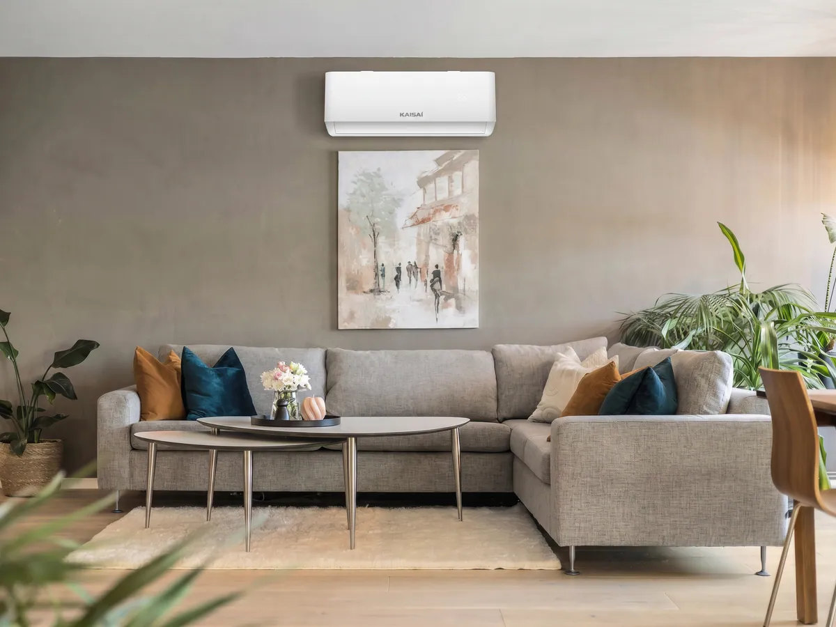 Klimatyzator ścienny Kaisai PRO HEAT+ 5,2 kW biały na ścianie klasycznego salonu - biała jednostka wewnętrzna split nad sofą
