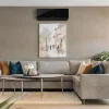 Klimatyzator ścienny Kaisai PRO HEAT+ w kolorze czarnym w nowoczesnym salonie
