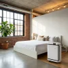 Oczyszczacz powietrza Boneco P500 przy łóżku w sypialni w stylu loft - oczyszczanie powietrza z pyłów, alergenów i zapachów