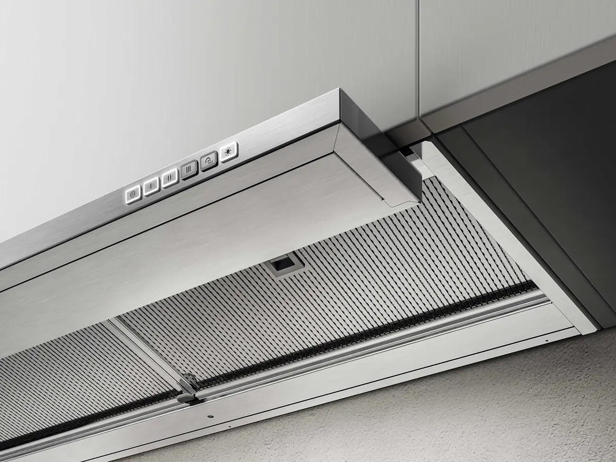 Okap do zabudowy Elica Boxin Dry 75 cm inox nad płytą - zbliżenie na element wysuwany w okapie