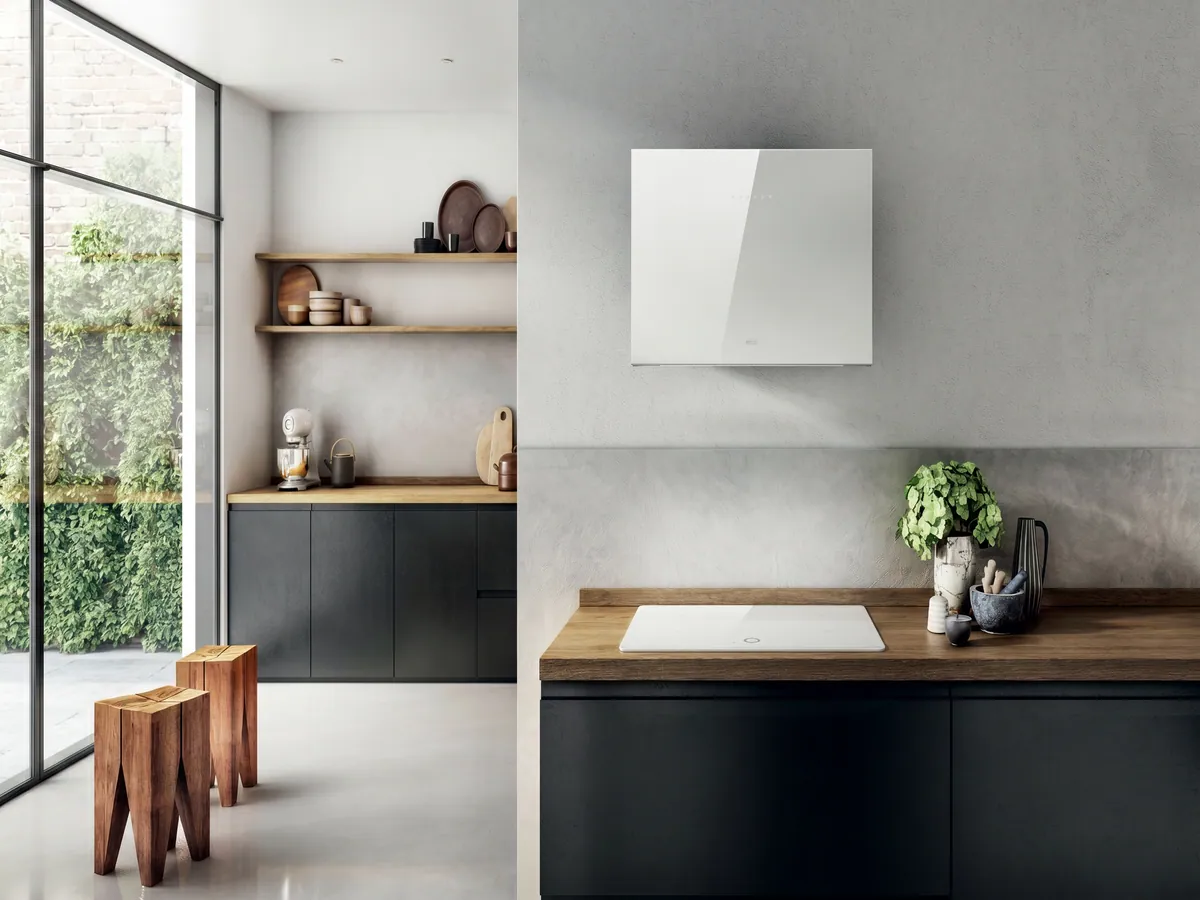 Okap przyścienny Elica Plat 80 cm biały nad płytą indukcyjną – minimalistyczny okap ścienny ze szkła