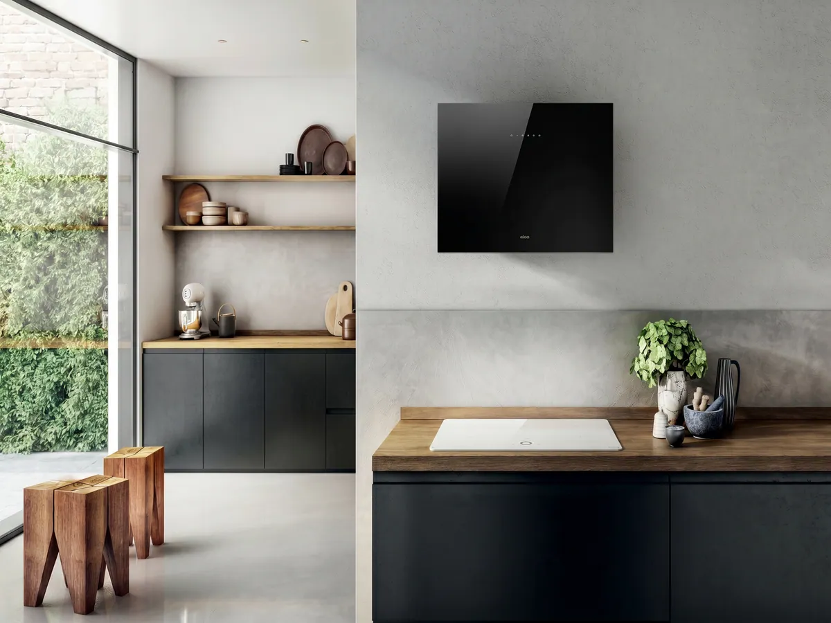 Okap przyścienny Elica Plat 55 cm czarny nad białą płytą indukcyjną - minimalistyczny okap z czarnego szkła