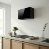 Okap przyścienny Elica Rules 60 cm czarny w minimalistycznej kuchni z drewnianą zabudową