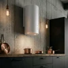 Okap przyścienny Elica Tube Pro 43 cm biały w industrialnej kuchni z betonową ścianą