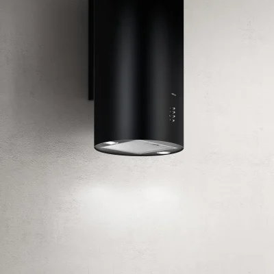 Okap przyścienny Elica Tube Pro 43 cm czarny - cylindryczny okap z czarnego metalu, zdjęcie produktowe na jasnej ścianie
