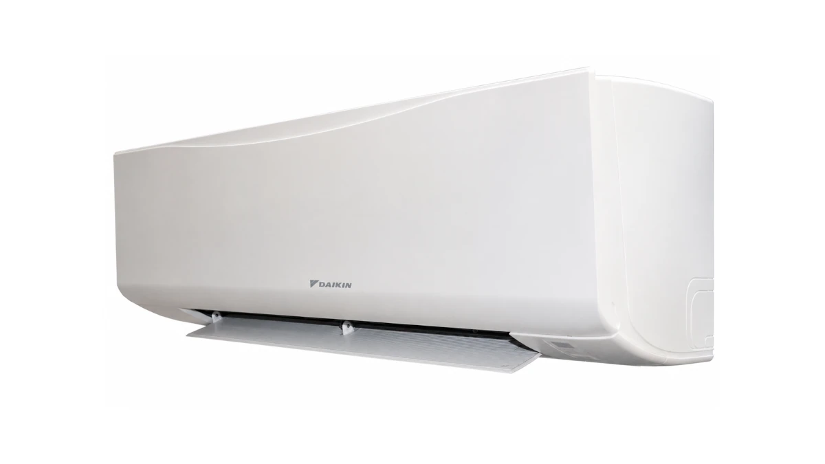 Klimakonwektor ścienny Daikin FWT03HT - biała obudowa w ujęciu pod kątem, widoczna kierownica nawiewu