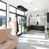 Czarna kurtyna powietrzna Flowair Slim nad wejściem do salonu optycznego