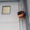 Nagrzewnica gazowa Robur Next-R na ścianie hali serwisowej, z instalacją gazową i kominową