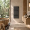Antracytowy grzejnik Radialight Onsen w łazience w stylu japandi z drewnianą wanną