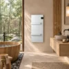 Biały grzejnik Radialight Onsen w łazience w stylu japandi z drewnianą wanną