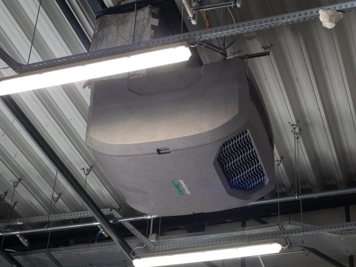 Rekuperator podstropowy z nagrzewnicą wodną Flowair Oxen X2-W-1.2-H – obudowa z EPP z kratką nawiewną i przyłączem czerpni